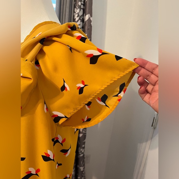 💛💛 Xhilaration mustard blouse. Size Medium. EUC. Pika boo back. 💛💛 - Picture 3 of 6